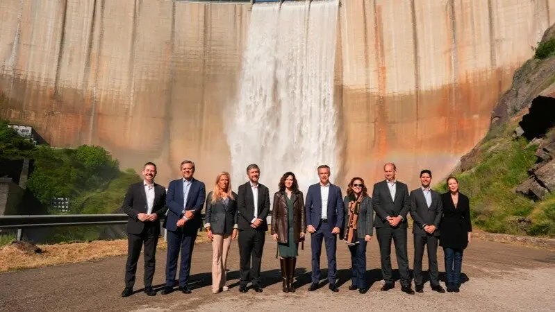 Díaz Ayuso, en las instalaciones del embalse de El Atazar, donde se celebra el Consejo de Gobierno de forma extraordinaria - Foto Comunidad de Madrid