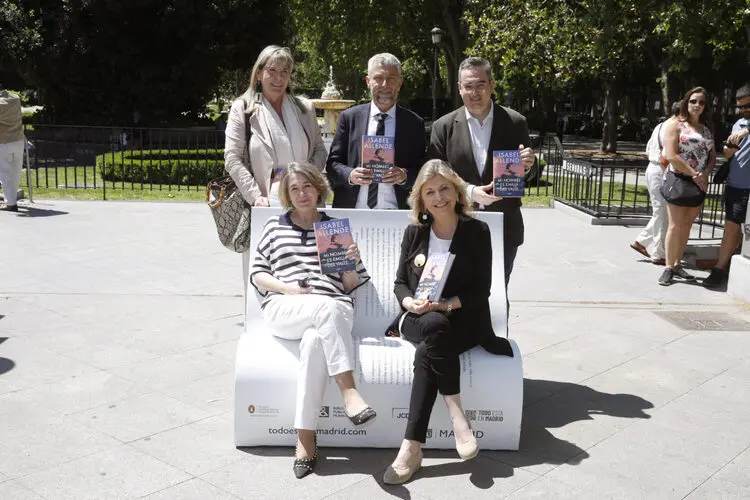Hidalgo y Rivera de la Cruz, en uno de los bancos libro de esta edición, situado en la plaza de Cibeles