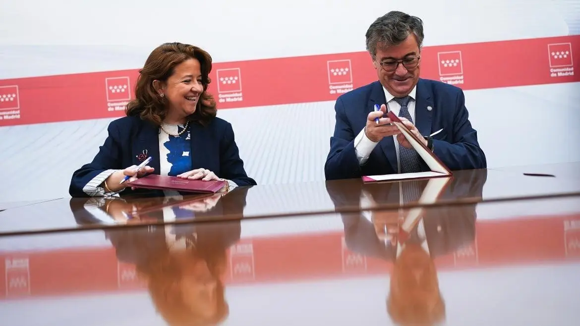 La consejera Matute ha rubricado hoy el convenio para su aplicación con el Colegio Nacional de Ópticos-Optometristas el pasado año