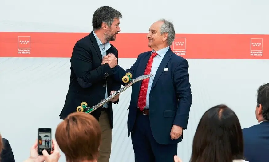La Comunidad recibe el monopatín de Ignacio Echeverría - Foto Comunidad de Madrid