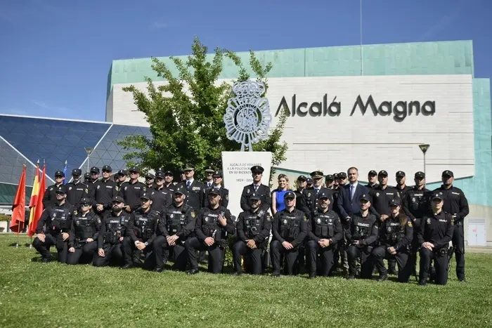 Alcalá de Henares inaugura la Plaza de la Policía Nacional con un monumento conmemorativo por su bicentenario
