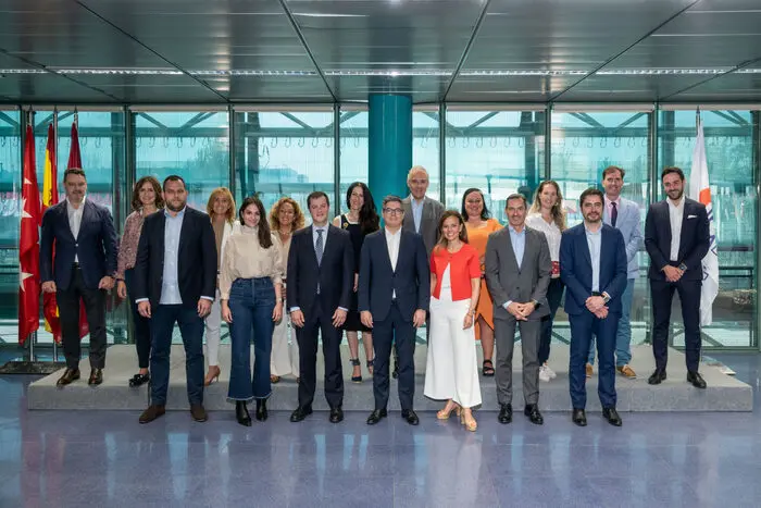 Foto de familia de los integrantes de la Mesa de Expertos del Turismo de Madrid