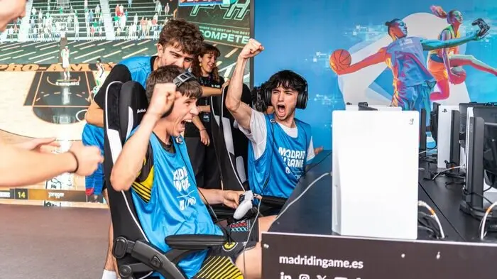 Jóvenes celebrando una victoria en Madrid in Game