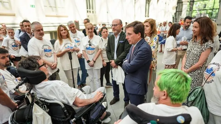 Almeida entrega la bandera de Madrid a los Corredores Solidarios tras completar su reto para visibilizar la ELA