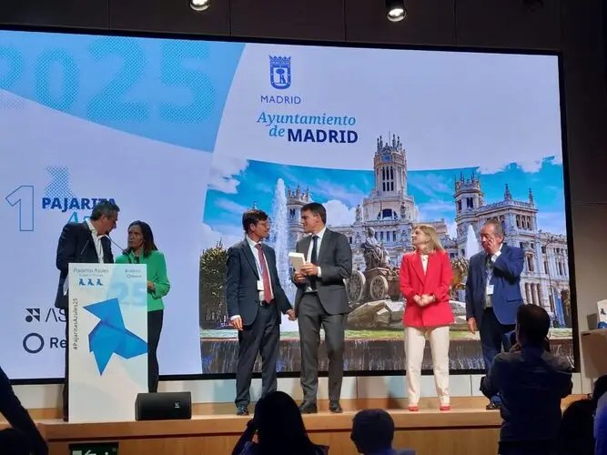 El concejal delegado de Limpieza y Zonas Verdes, José Antonio Martínez Páramo, durante la recogida del premio Pajarita Azul 2025 concedido al Ayuntamiento de Madrid