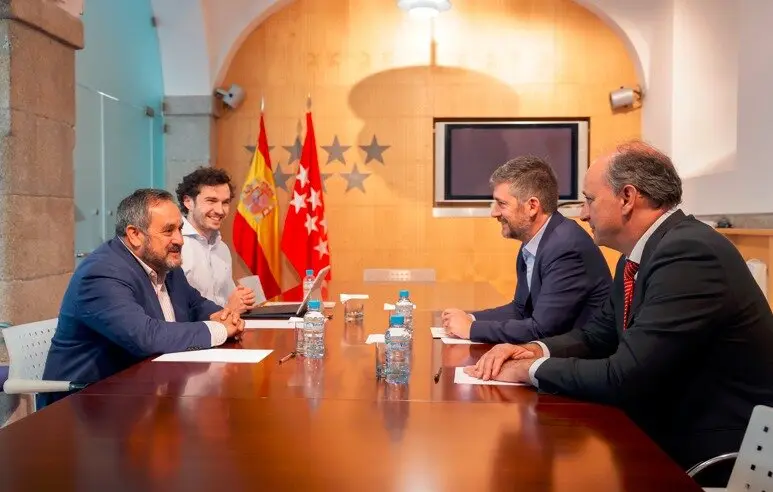 Los consejeros García Martín y López-Valverde, reunidos con Jerónimo López, alcalde de Cenicientos - Foto Comunidad de Madrid