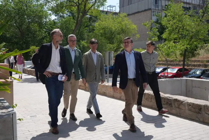 El delegado de Políticas de Vivienda y presidente de EMVS Madrid, Álvaro González, junto al concejal de FUencarral-El Pardo, José Antonio Martínez Páramo, durante su visita a las obras de rehabilitación urbana que EMVS Madrid está realizando en el ARRUR Poblado Dirigido de Fuencarral