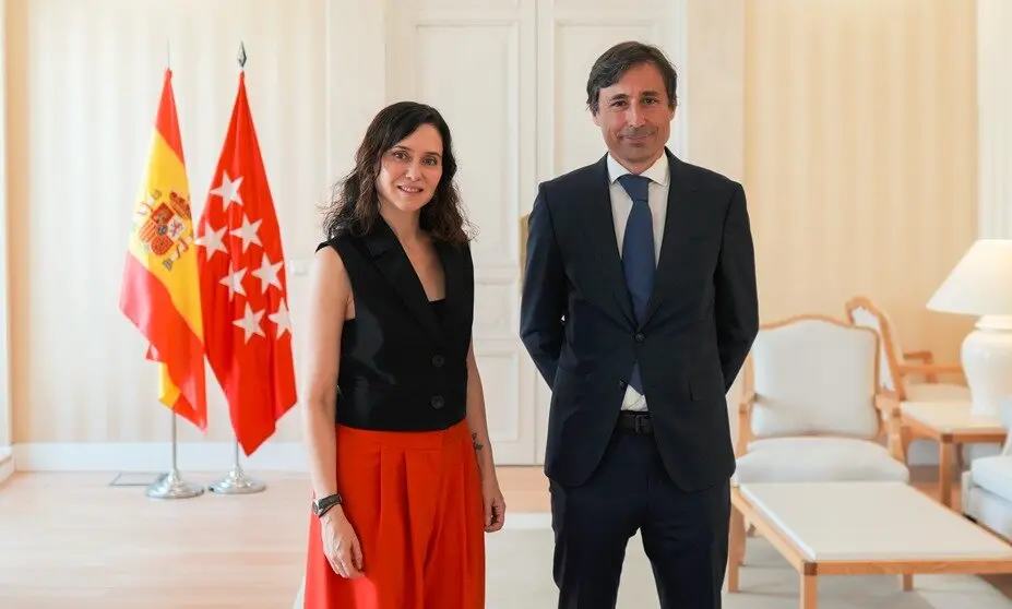 Isabel Díaz Ayuso, con el presidente de Microsoft España, Paco Salcedo - Foto Comunidad de Madrid