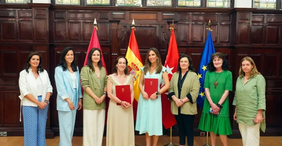 Firma del acuerdo entre el Ayuntamiento de Madrid y Conviventia para difundir la mediación - Foto Ayuntamiento Madrid