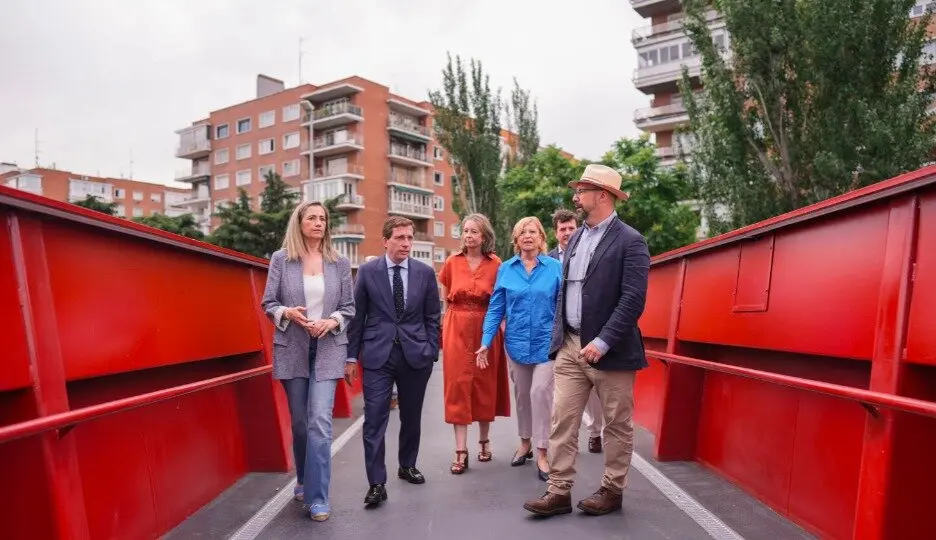 Almeida visita la nueva pasarela peatonal sobre la A-2 - Foto Ayuntamiento de Madrid