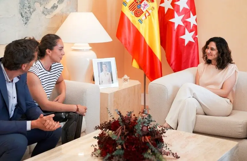 Isabel Díaz Ayuso, junto a la esquiadora paralímpica Audrey Pascual - Foto Comunidad de Madrid