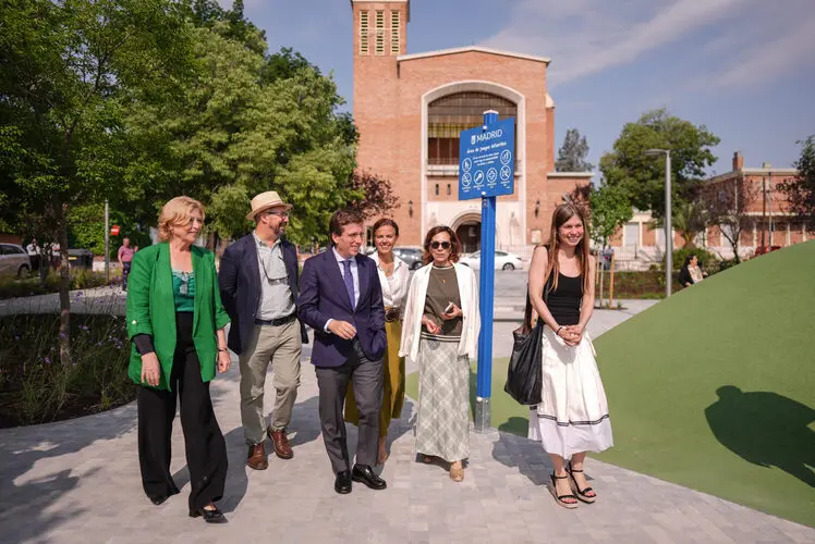 Almeida presenta la nueva plaza de San Cristóbal en Ciudad Pegaso