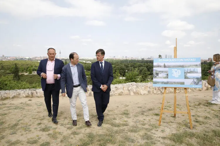 Carabante, Páramo y Pezuela durante la presentación de los paseos por los miradores verdes