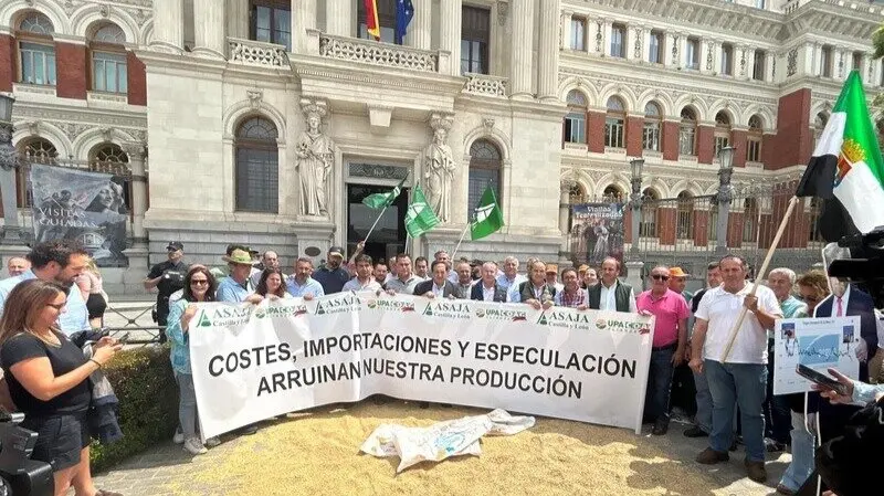 El campo vuelve a las calles: el sector cerealista protesta por la crisis del grano y exige medidas urgentes al Gobierno - ASAJA