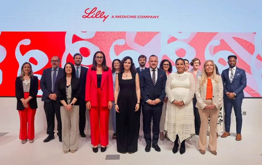 Isabel Díaz Ayuso, durante su visita a las instalaciones de la multinacional estadounidense Lilly - Foto Comunidad de Madrid