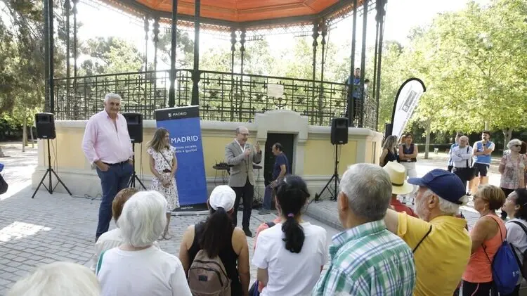 El delegado de Políticas Sociales, Familia e Igualdad, José Fernández, junto a Fernando Romay, durante la inauguración de la jornada ‘Moverse es cuidarse’
