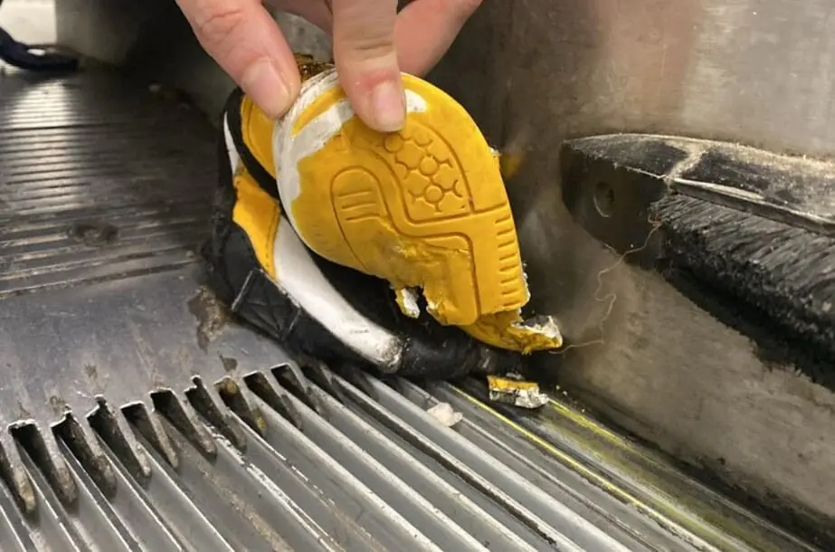 zapatilla destrozada - Metro Madrid