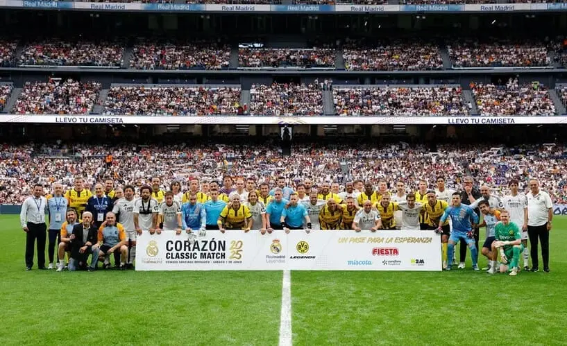 Los jugadores de ambos equipos, en el césped del Santiago Bernabéu | Foto de la Fundación Real Madrid
