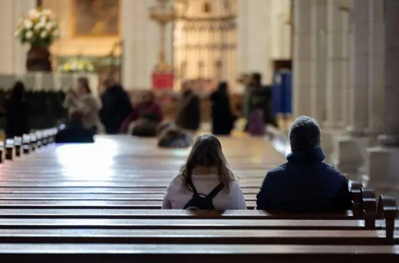 La secularización avanza en España: solo el 55 % de los adultos se declara católico