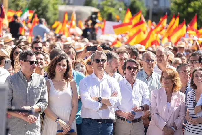 Feijóo, con el resto de dirigentes populares en la manifestación | Foto del PP/Diego Puerta
