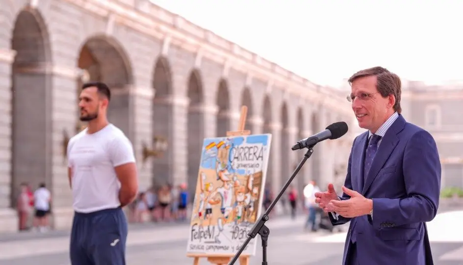 Almeida, en la presentación de la “histórica carrera” popular por el X Aniversario de la proclamación de Felipe VI - Foto Ayuntamiento de Madrid