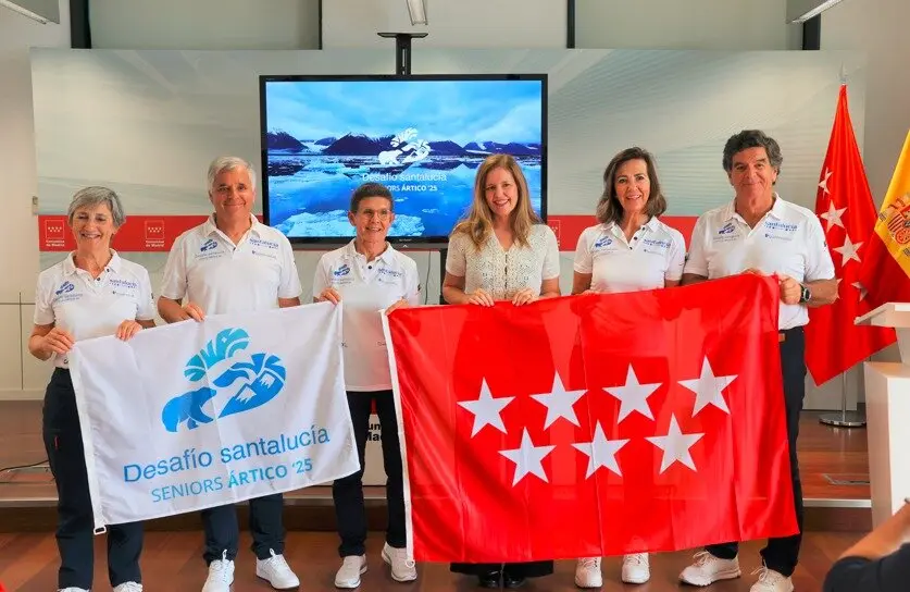 La consejera Dávila, junto con los cinco aventureros en el II Desafío SantaLucía Seniors - Foto Comunidad de Madrid