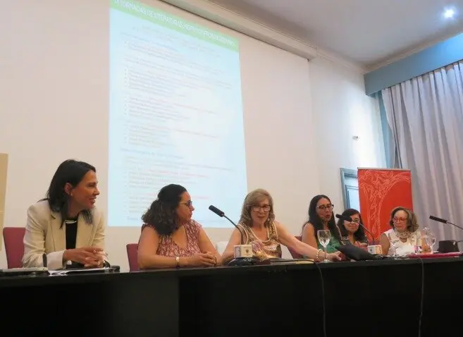 I Mesa redonda. De izquierda a derecha: Priscila 
Velázquez Rivera (República Dominicana);  
Farah Hallal (República Dominicana); Maria 
Antonia García de León; Grisell Gómez Estrada( 
México); Myriam García Carromero (Chile-
España) y Claudia Leonora Solís Ogarrio 
(México) - Foto José Belló