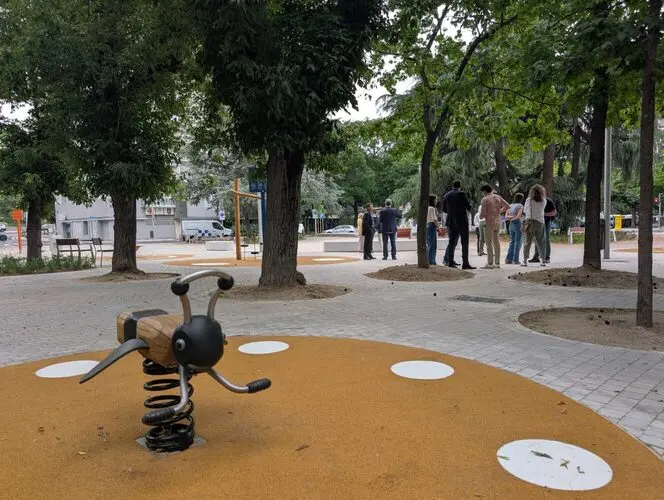 San Pol de Mar estrena una plaza más accesible y verde tras una reforma impulsada por los vecinos