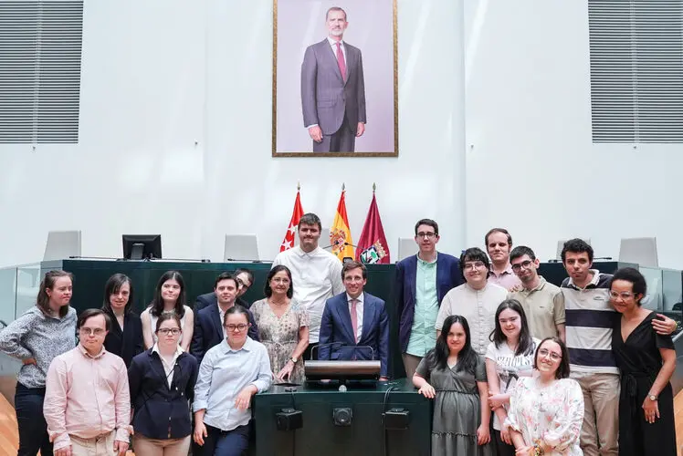 El alcalde, José Luis Martínez-Almeida, en la presentación de los equipos de Madrid que participarán en la Liga Española de Debate Universitario ‘Yo tengo opinión’