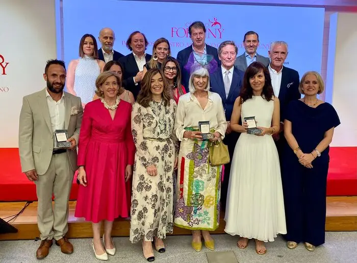 La concejala de Turismo, Almudena Maíllo en una foto de familia con todos los galardonados en los Premios Maestros Artesanos del Círculo Fortuny