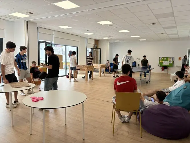 De izquierda a derecha (imágenes de archivo): jóvenes en espacio de ocio en centro juvenil y Centro Juvenil Ouka Leele