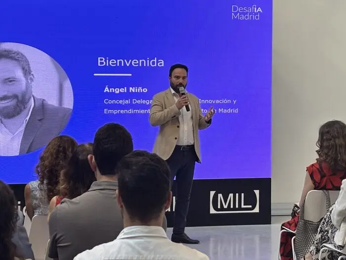 El concejal delegado de Innovación y Emprendimiento, Ángel Niño, durante el anuncio de las ocho startups seleccionadas en el programa DesafIA Madrid
