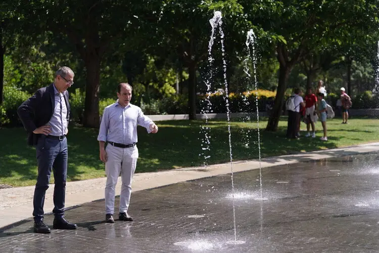 El delegado de Urbanismo, Medio Ambiente y Movilidad, Borja Carabante, durante su visita a la puesta en marcha de la ‘palaya’ urbana de Madrid Río