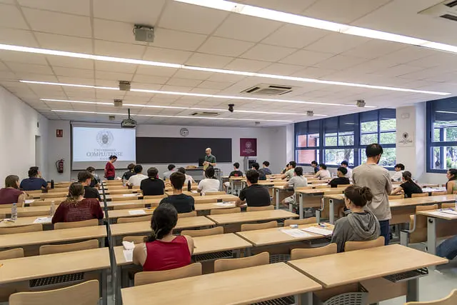 Aula de la Facultad de Ciencias Químicas UCM durante los exámenes de la PAU 2025. Créditos: Jesús de Miguel (Tribuna Complutense)