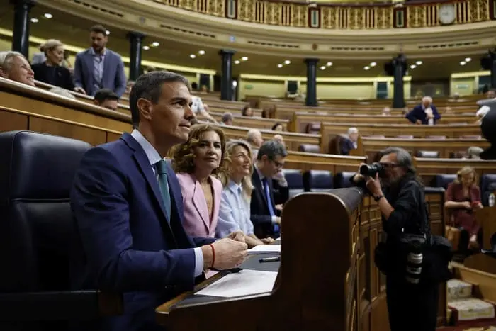 Pedro Sánchez junto a la vicepresidenta primera, María Jesús Montero | Foto del Congreso de los Diputados