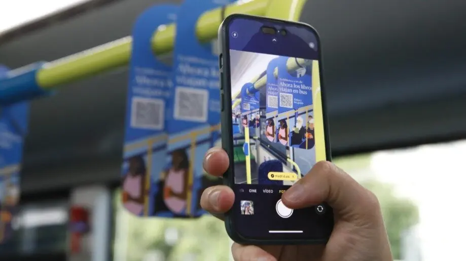 Presentación de ‘Tu biblioteca a un clic’ en los autobuses de EMT Madrid - Foto Ayuntamiento de Madrid