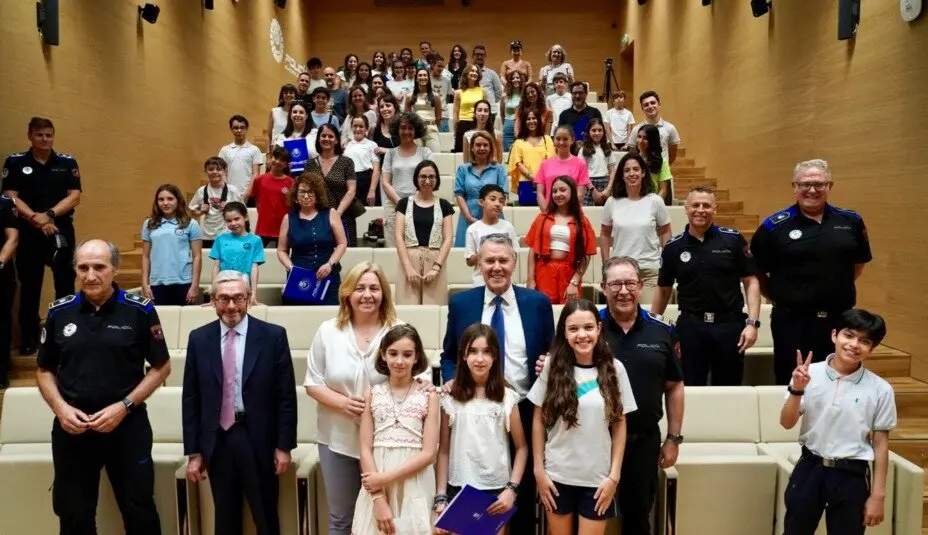 Acto de entrega de certificaciones como 'zonas libres de acoso' a 20 centros escolares que participan en un programa de Policía Municipal - Foto Ayuntamiento de Madrid