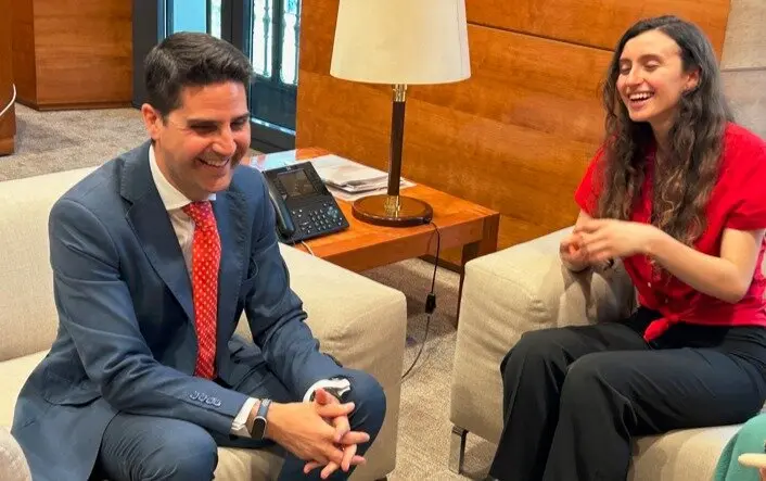 El consejero Viciana ha recibido a Mariana Sánchez  Alonso Sañudo, estudiante del instituto público de Educación Secundaria Carlos Bousoño de Majadahonda - Foto Comunidad de Madrid