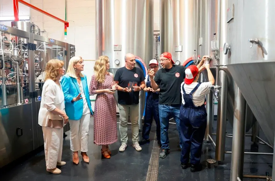 La consejera Dávila, en Collado Villalba conociendo el producto - Foto Comunidad de Madrid