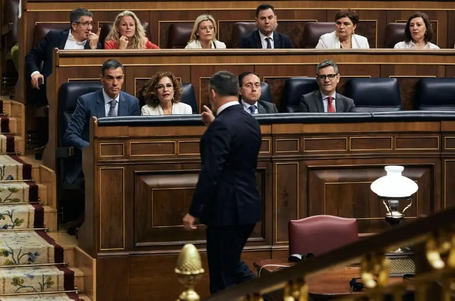 Abascal señala a Sánchez al abandonar el hemiciclo | Foto de Vox