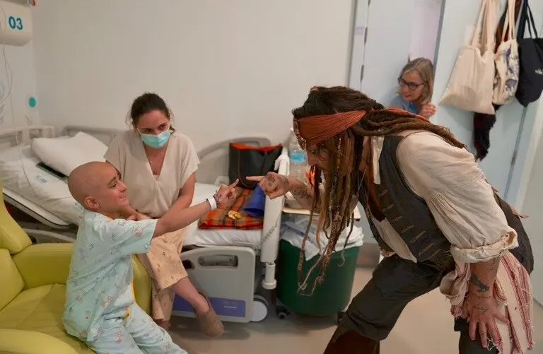 Johnny Depp, durante su visita al Hospital Infantil Niño Jesús - Foto Comunidad de Madrid