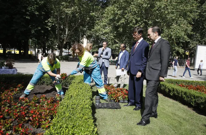 Carabante y Martínez Páramo visitando los trabajos de la campaña de plantación de flor de temporada en la plaza de Murillo