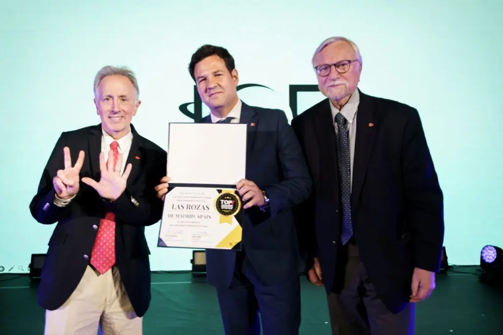 El alcalde de Las Rozas y presidente de Las Rozas Innova, José de la Uz, junto a los fundadores de ICF, Lou Zacharilla, y John Jung