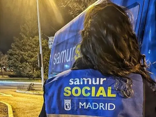 Imagen de archivo de una trabajadora del SAMUR Social durante una jornada laboral