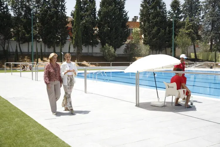 García Romero y Cea durante la visita a las instalaciones de la piscina reformada integralmente en el CDM Moscardó