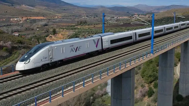 Un tren circulando | Foto de Renfe