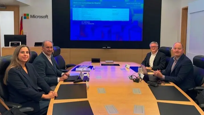 El consejero López-Valverde, durante visita a la sede de la tecnológica - Foto Comunidad de Madrid