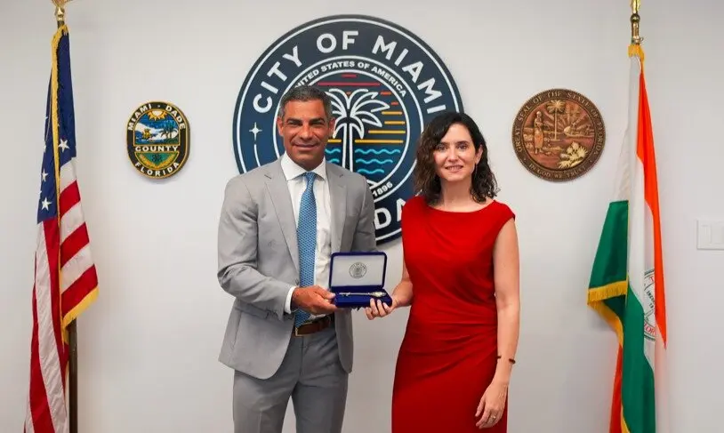 Isabel Díaz Ayuso, recibiendo la llave de la ciudad de Miami de manos de su alcalde - Foto Comunidad de Madrid