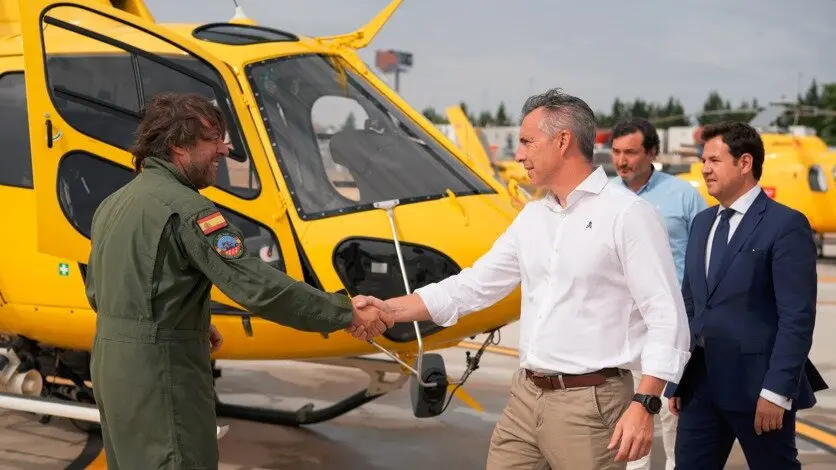 El consejero Novillo, en la helisuperficie recién renovada  del Parque de Bomberos de Las Rozas - Foto Comunidad de Madrid