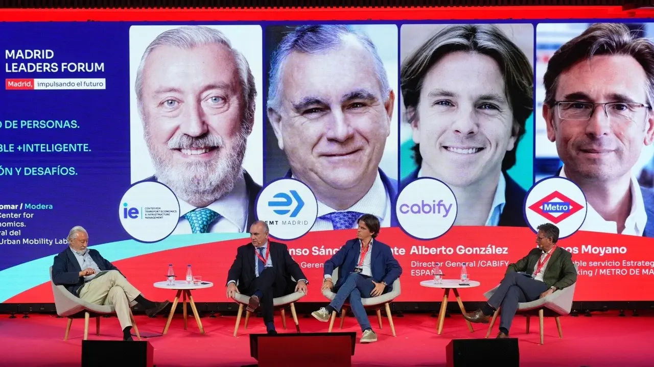 Mesa redonda sobre movilidad con Julio Gómez Pomar, presidente de IE Center for Transport Economics; Alfonso Sánchez Vicente, director gerente de la EMT; Alberto González, director general de Cabify; y Marcos Moyano, de Metro de Madrid